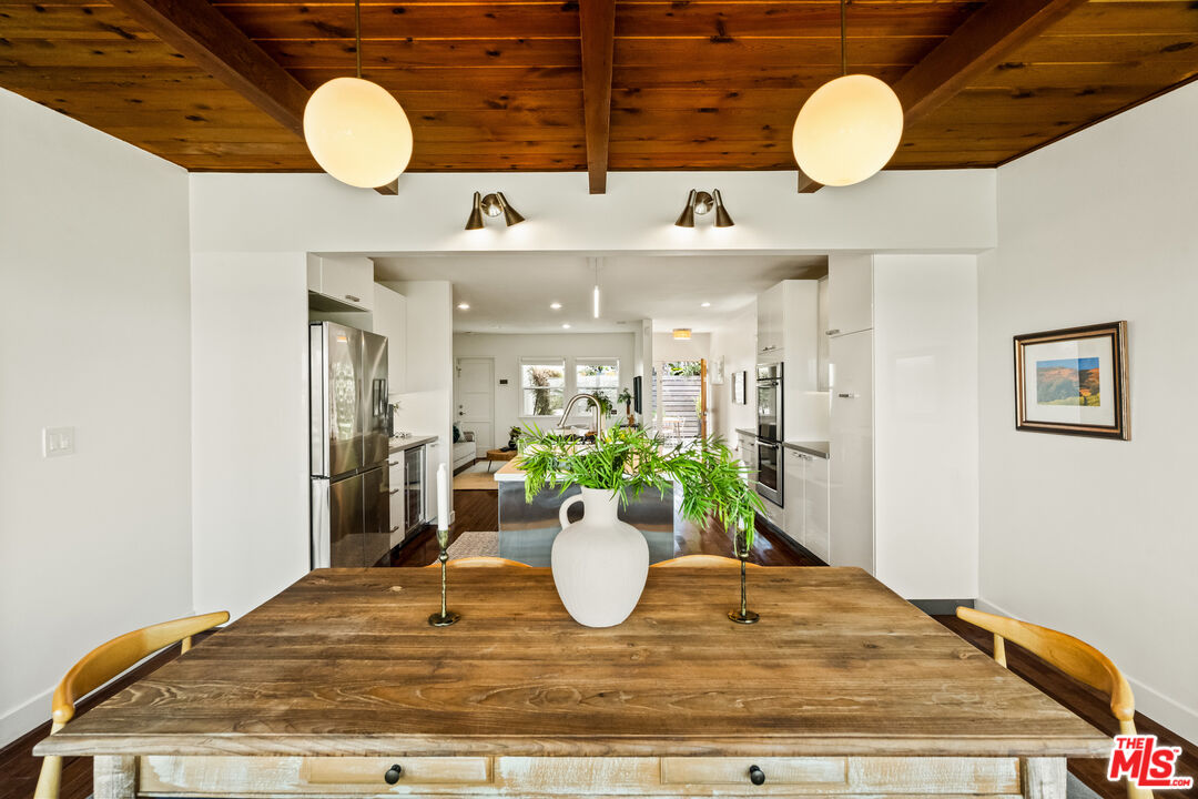 7406 Earldom Avenue Playa del Rey, CA 90293 - Photo 42 of 61 a view of a living room and a window