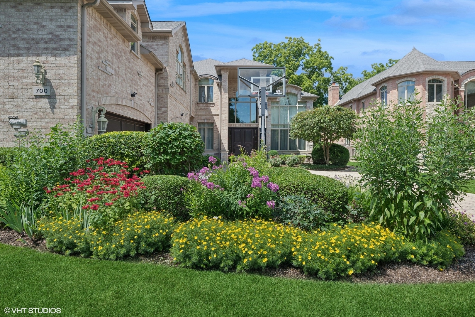 700 Greenwood Road Northbrook, IL 60062 - Photo 3 of 81 a view of a large garden with a building in the background