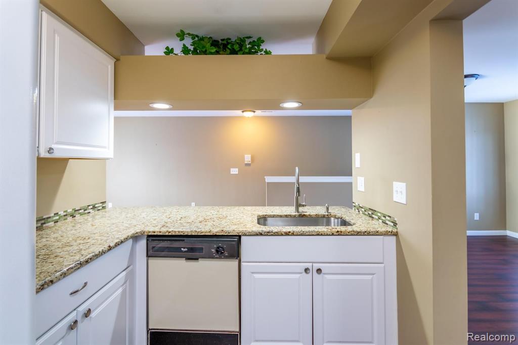 1504 Meadowside Drive Rochester Hills, MI 48307 - Photo 7 of 26