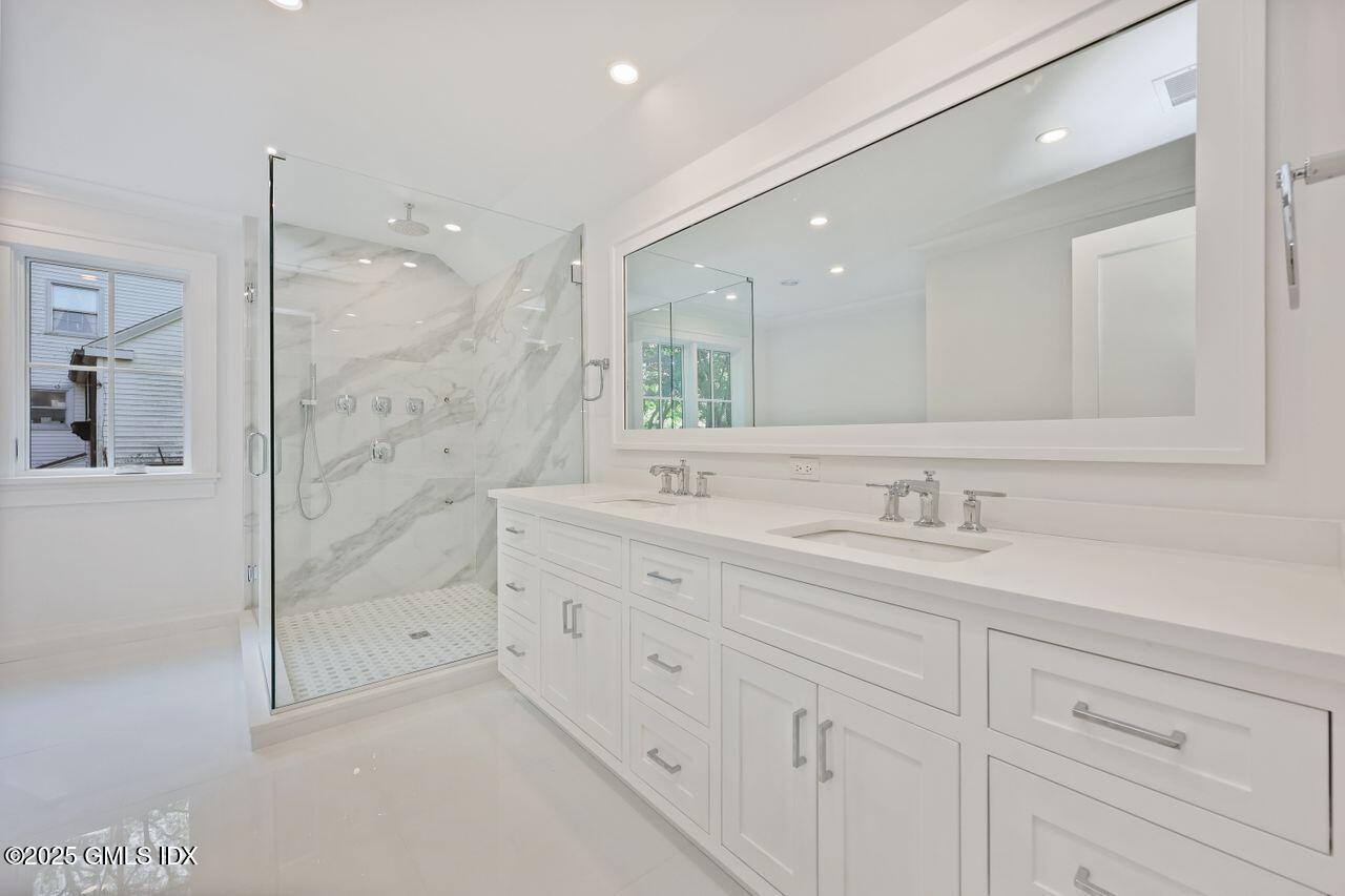 30 Crescent Road Riverside, CT 06878 - Photo 19 of 39 Primary Bathroom