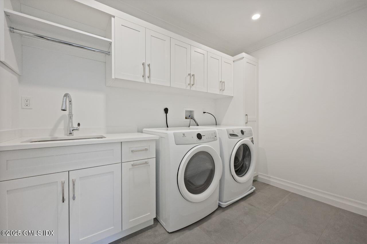 30 Crescent Road Riverside, CT 06878 - Photo 24 of 39 Second floor laundry