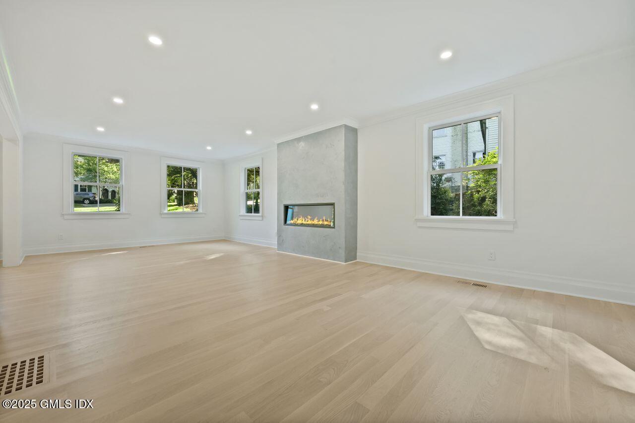 30 Crescent Road Riverside, CT 06878 - Photo 4 of 39 Living room