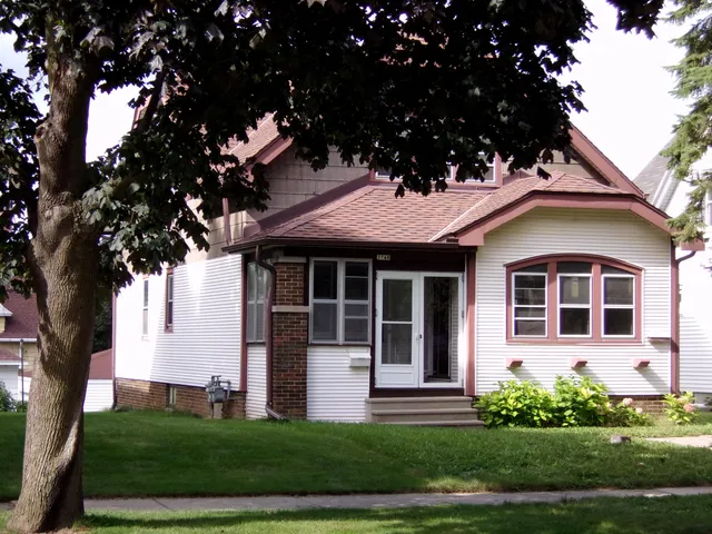 $1,280 | 3748 East Armour Avenue, Cudahy, WI 53110