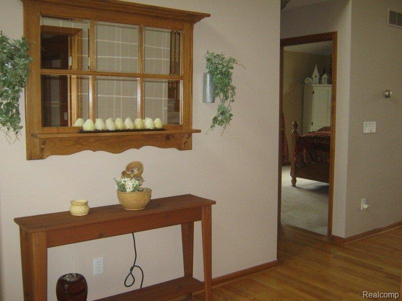 5330 Baldwin Road Oxford, MI 48371 - Photo 3 of 23 foyer