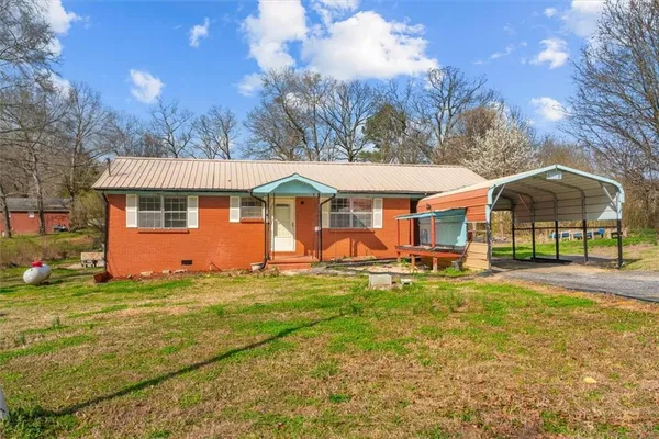 a view of a house with a yard
