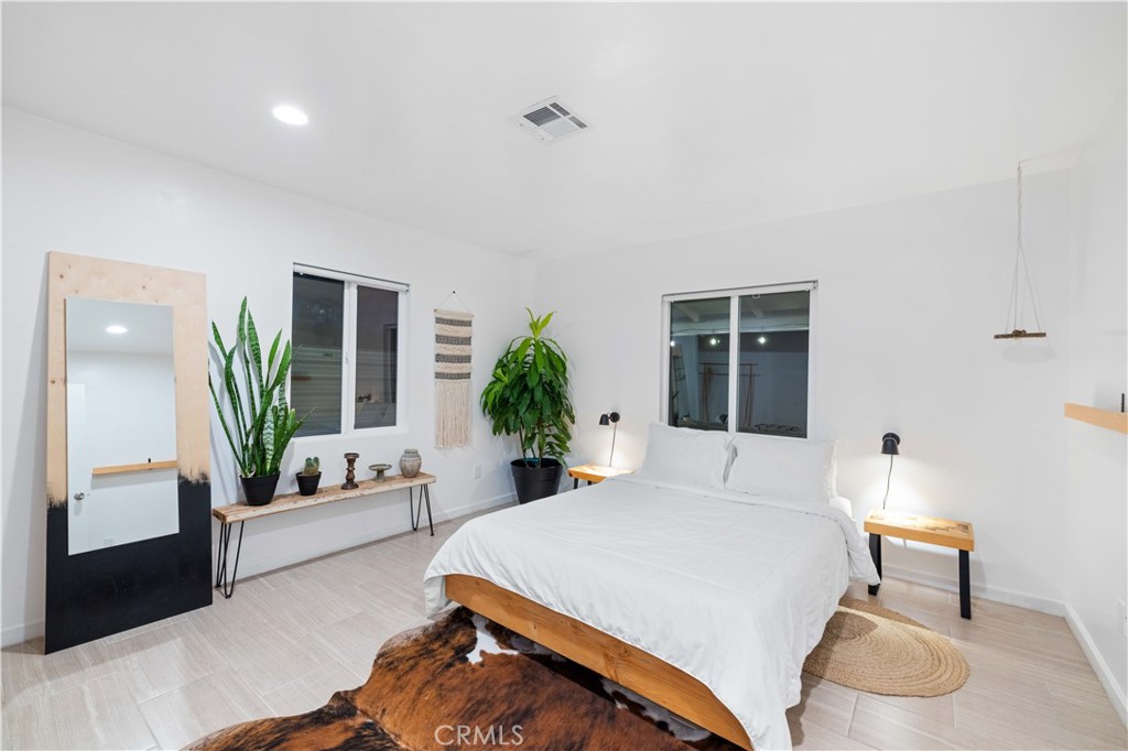 61879 Valley View Circle Joshua Tree, CA 92252 - Photo 41 of 63 a bedroom with a bed and a potted plant