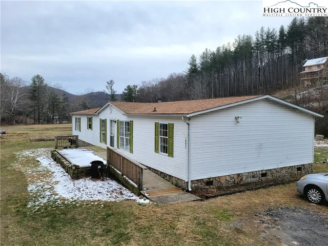 a view of a house with backyard