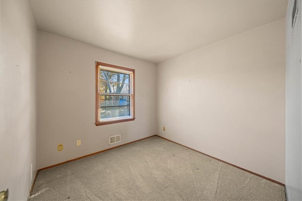 11142 Spring Valley Road Kansas City, MO 64134 - Photo 17 of 39