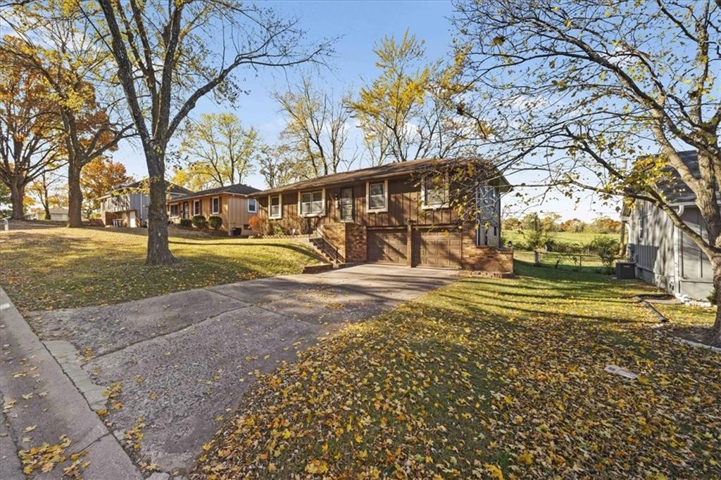 11142 Spring Valley Road Kansas City, MO 64134 - Photo 2 of 39