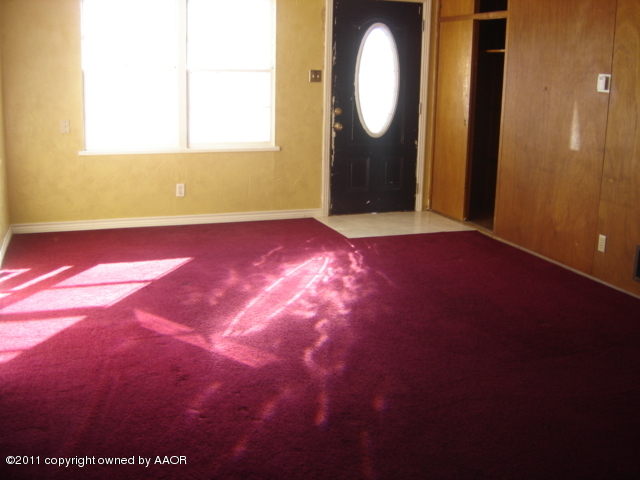 5002 Bowie Street Amarillo, TX 79110 - Photo 4 of 8 Living room