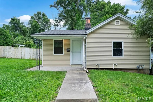 $69,500 | 426 Bluff Drive, St. Louis, MO 63137