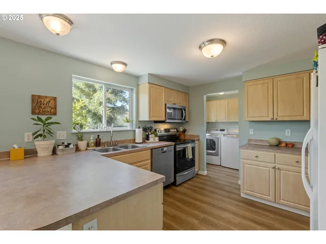 $485,000 | 1870 Lakeview Drive, Sutherlin, OR 97479