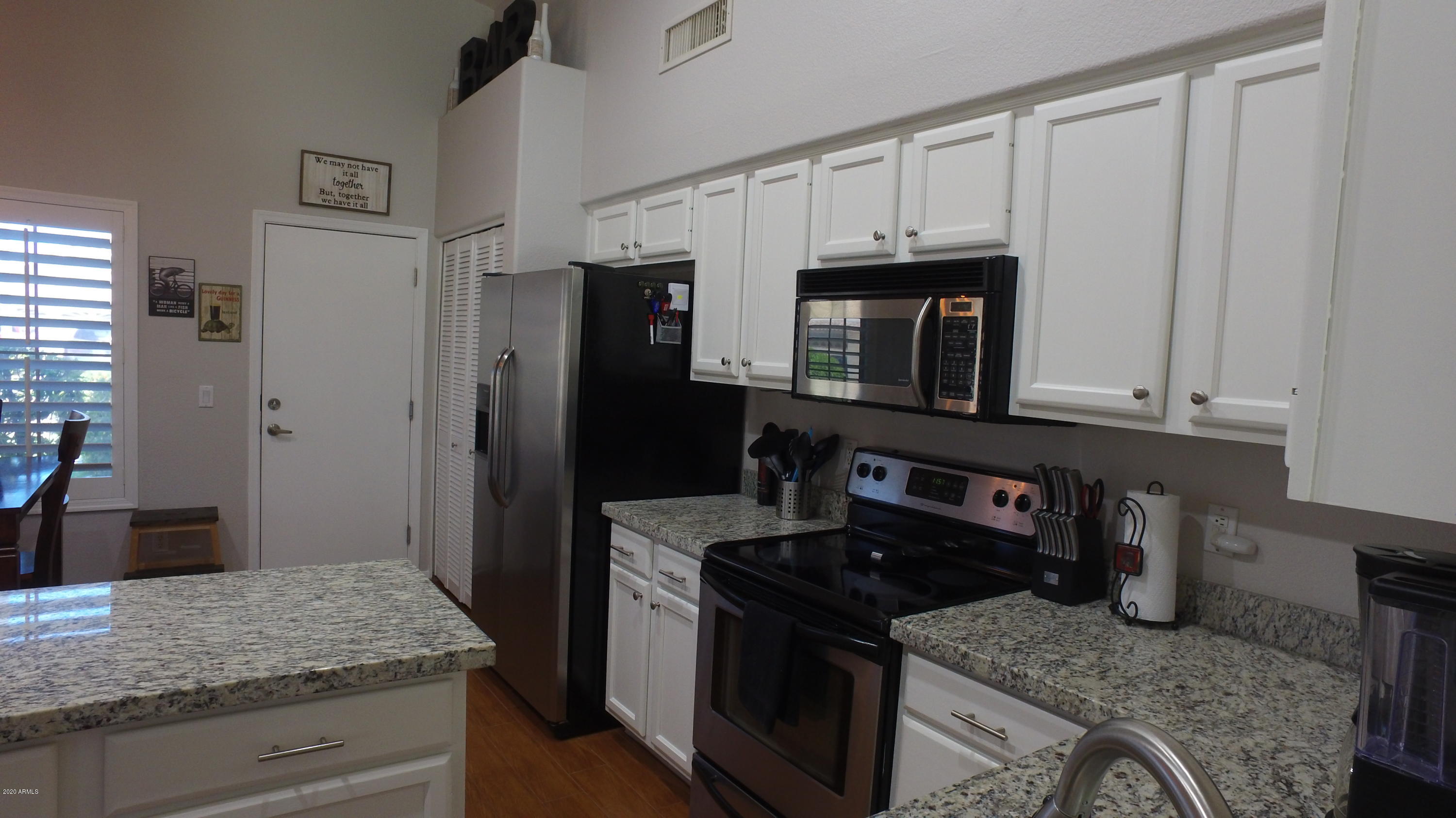 945 East Baylor Lane Gilbert, AZ 85296 - Photo 8 of 26 8 Kitchen Stove