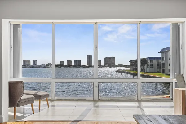 $2,200 | 2936 Lake Shore Drive, Unit 204, West Palm Beach, FL 33404