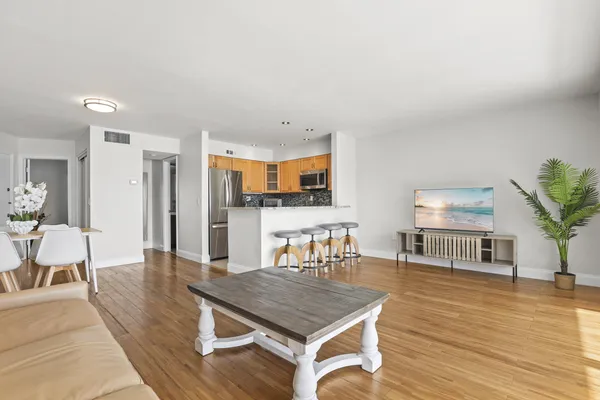 $2,200 | 2936 Lake Shore Drive, Unit 204, West Palm Beach, FL 33404