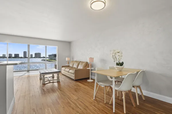 $2,200 | 2936 Lake Shore Drive, Unit 204, West Palm Beach, FL 33404