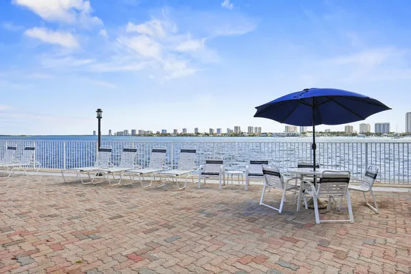 $2,200 | 2936 Lake Shore Drive, Unit 204, West Palm Beach, FL 33404