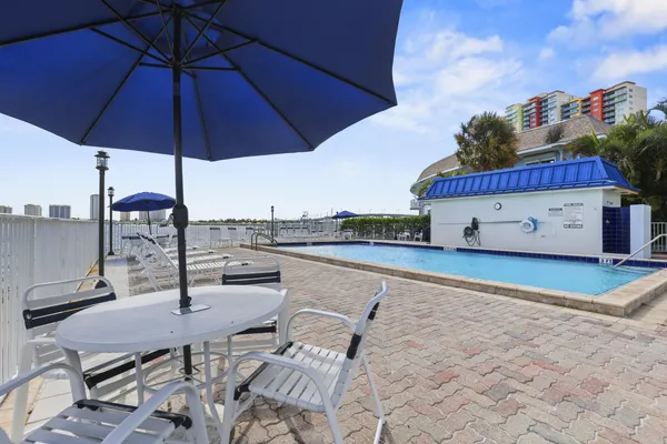 $2,200 | 2936 Lake Shore Drive, Unit 204, West Palm Beach, FL 33404