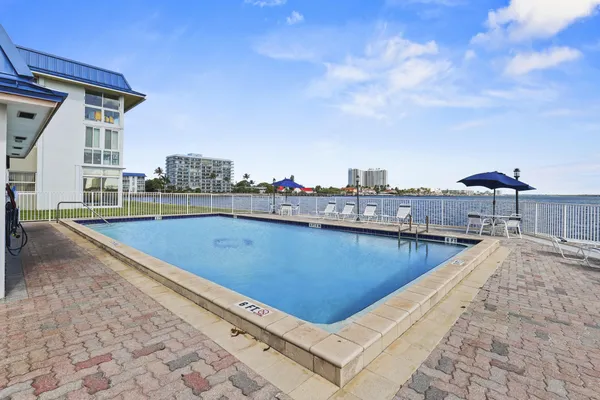 $2,200 | 2936 Lake Shore Drive, Unit 204, West Palm Beach, FL 33404