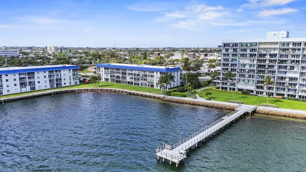 $2,200 | 2936 Lake Shore Drive, Unit 204, West Palm Beach, FL 33404