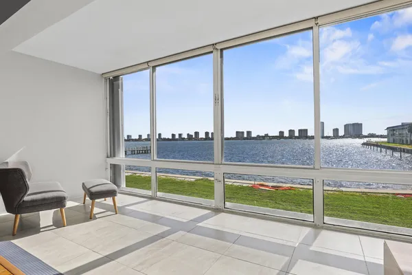 $2,200 | 2936 Lake Shore Drive, Unit 204, West Palm Beach, FL 33404