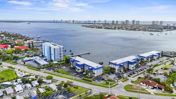 $2,200 | 2936 Lake Shore Drive, Unit 204, West Palm Beach, FL 33404