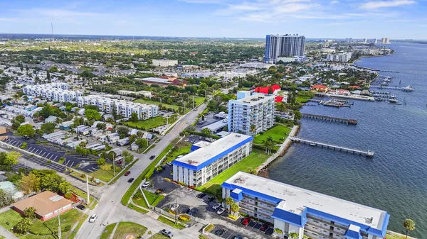 $2,200 | 2936 Lake Shore Drive, Unit 204, West Palm Beach, FL 33404