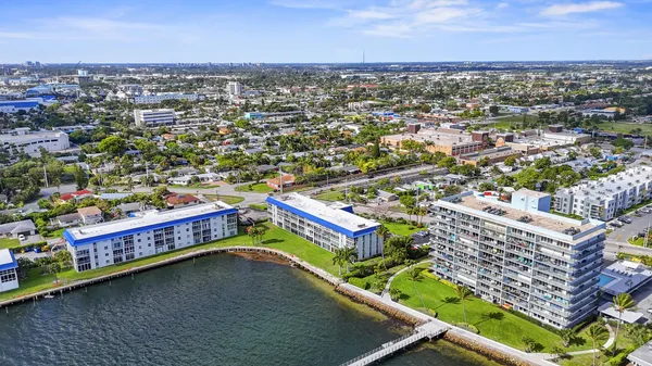 $2,200 | 2936 Lake Shore Drive, Unit 204, West Palm Beach, FL 33404