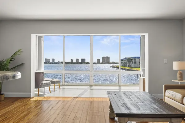 $2,200 | 2936 Lake Shore Drive, Unit 204, West Palm Beach, FL 33404