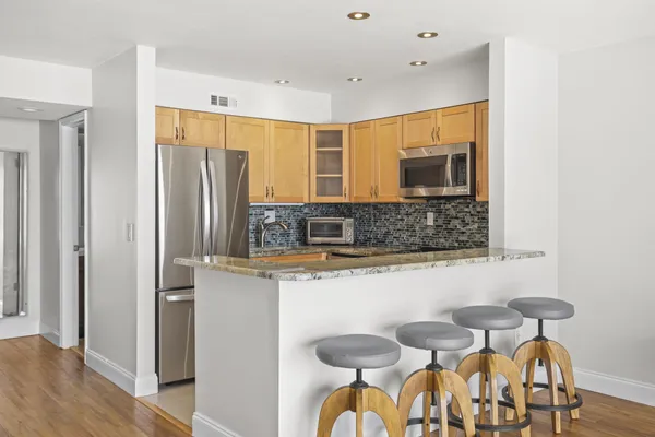 $2,200 | 2936 Lake Shore Drive, Unit 204, West Palm Beach, FL 33404