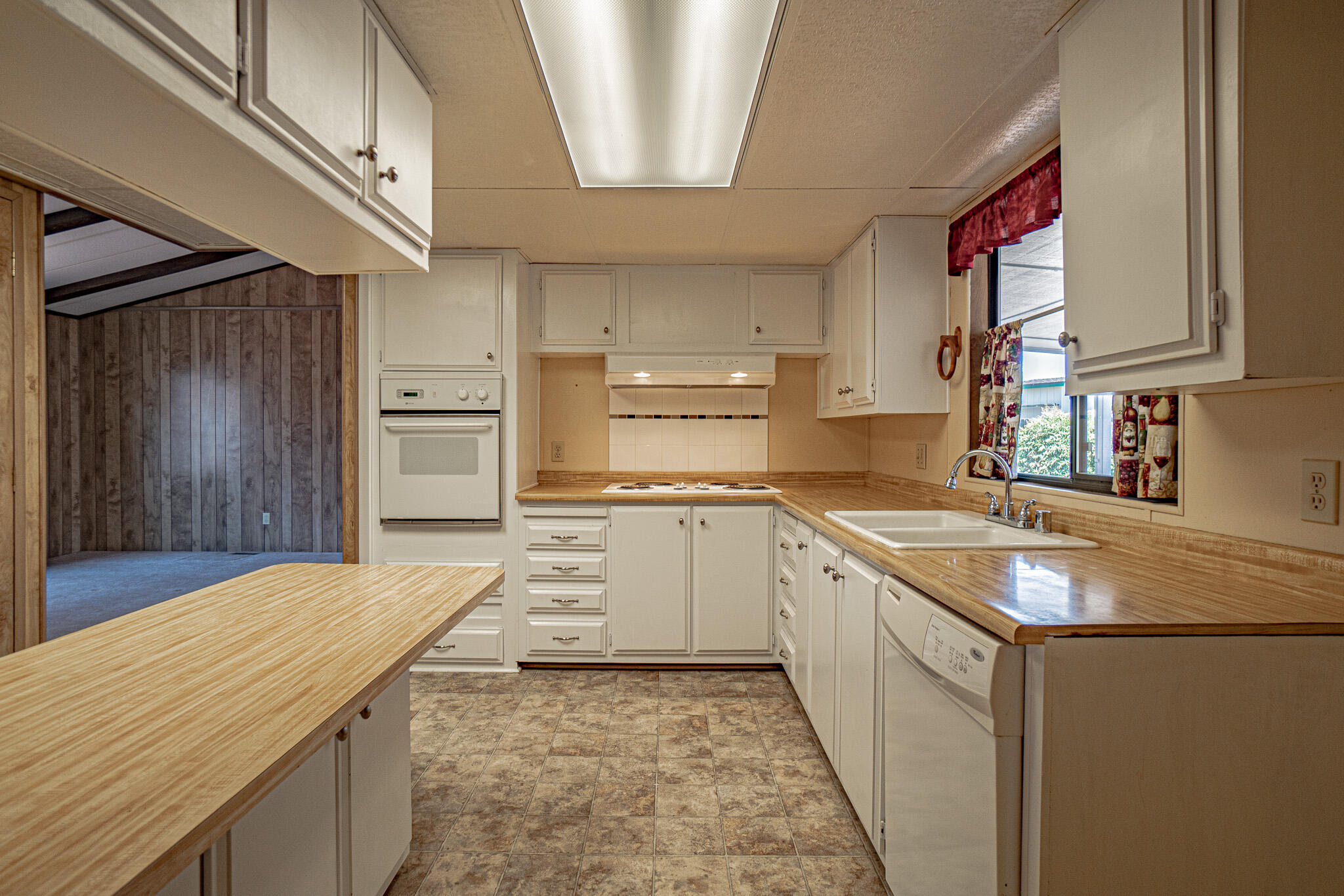 555 Freeman Road, Unit 7 Central Point, OR 97502 - Photo 5 of 23 DSC01604-HDR
