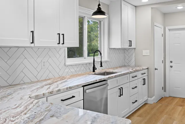 $799,900 | 2000 Eastwood Drive, Maryville, TN 37803