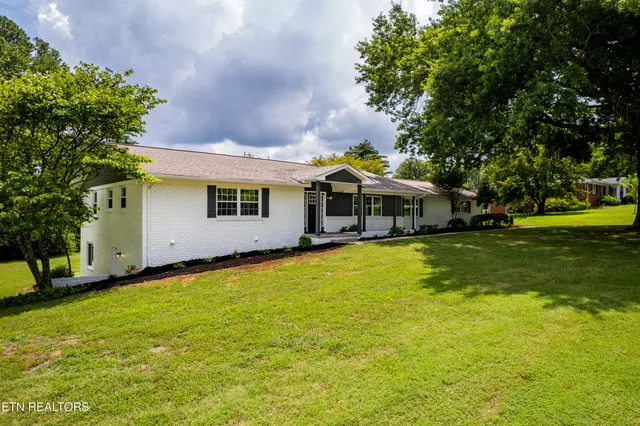 $799,900 | 2000 Eastwood Drive, Maryville, TN 37803