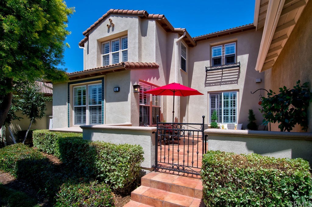 Nice curb appeal, located in a quiet street and convenience to pool and park