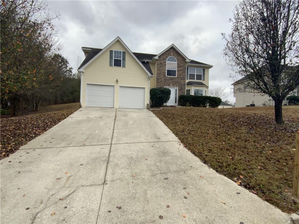 a view of a house with a yard