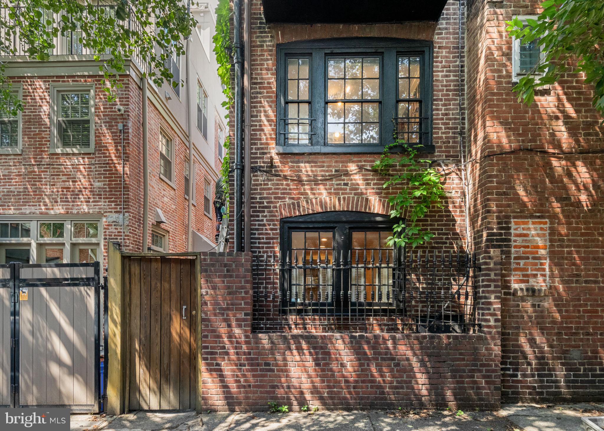 2208 Rittenhouse Square Philadelphia, PA 19103 - Photo 24 of 27 front view of a house