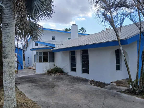 a view of a house with a yard and garage