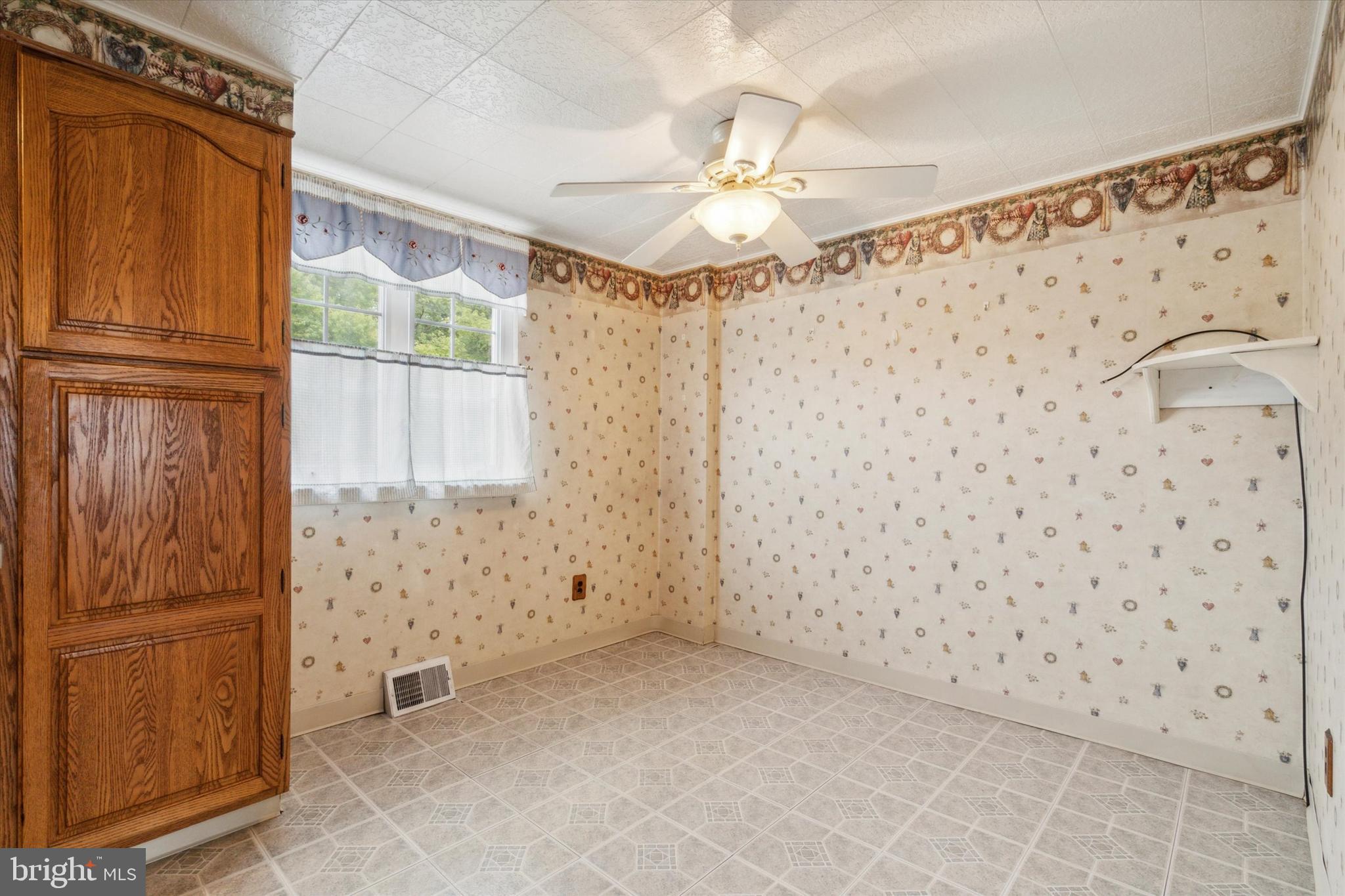 4417 Crossland Road Philadelphia, PA 19154 - Photo 12 of 34 Eat-in area in kitchen
