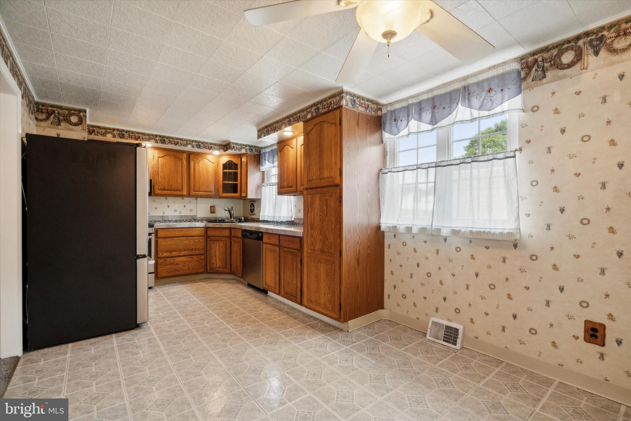 4417 Crossland Road Philadelphia, PA 19154 - Photo 13 of 34 Kitchen viewed from breakfast area