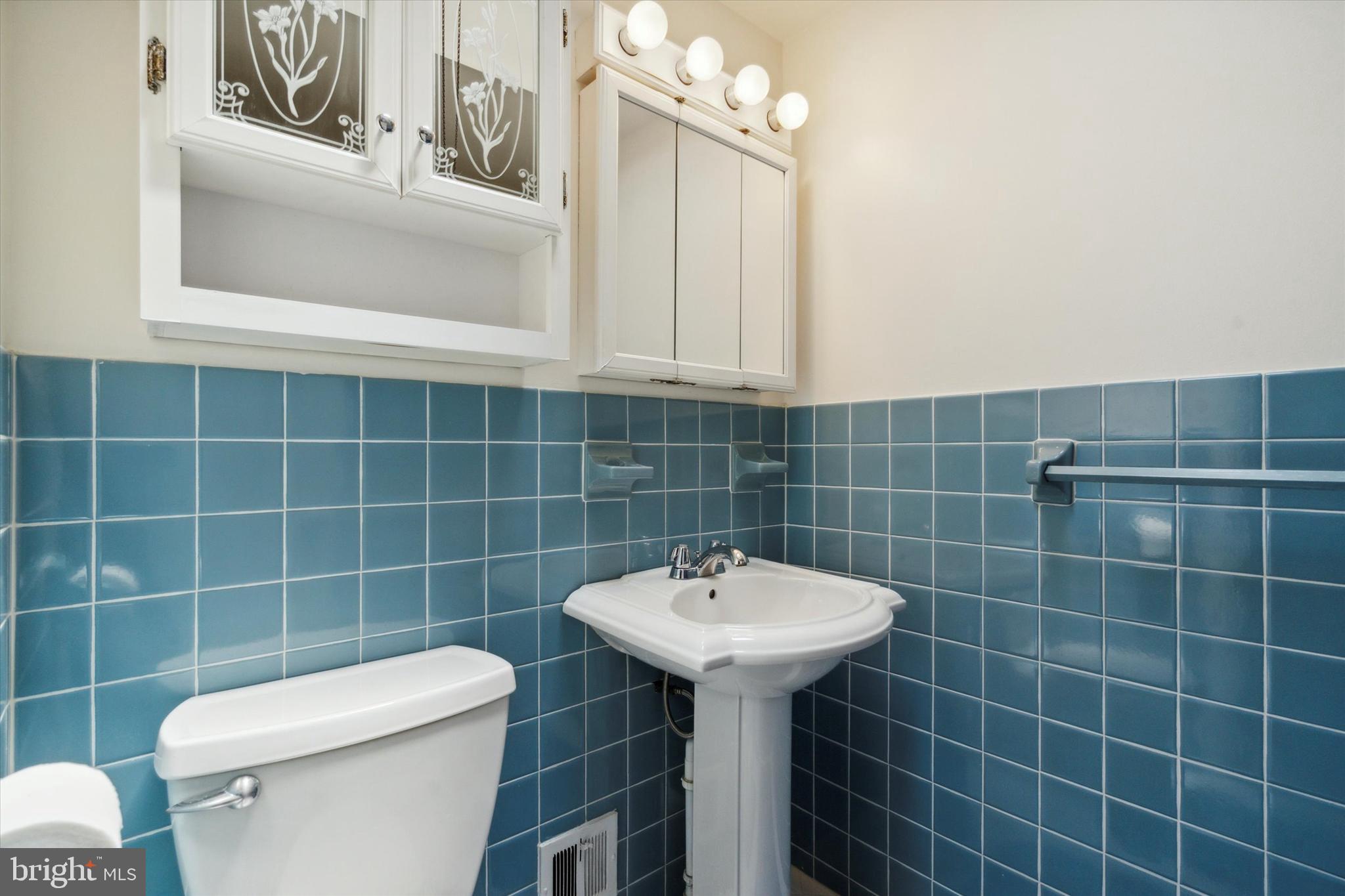 4417 Crossland Road Philadelphia, PA 19154 - Photo 28 of 34 Full bath on upper level