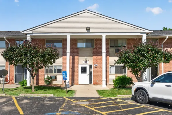 $150,000 | 706 Marilyn Avenue, Unit 204, Glendale Heights, IL 60139