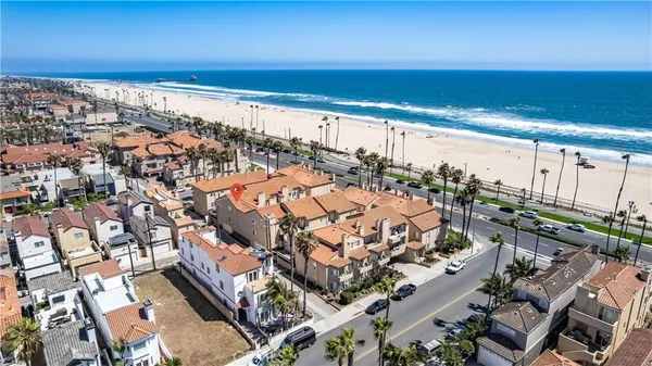 $3,300 | 2000 Pacific Coast Highway, Unit 203, Huntington Beach, CA 92648
