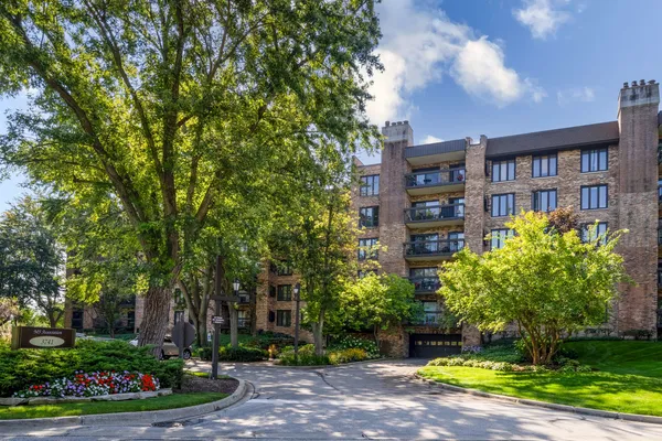$490,000 | 3741 Mission Hills Road, Unit 110, Northbrook, IL 60062