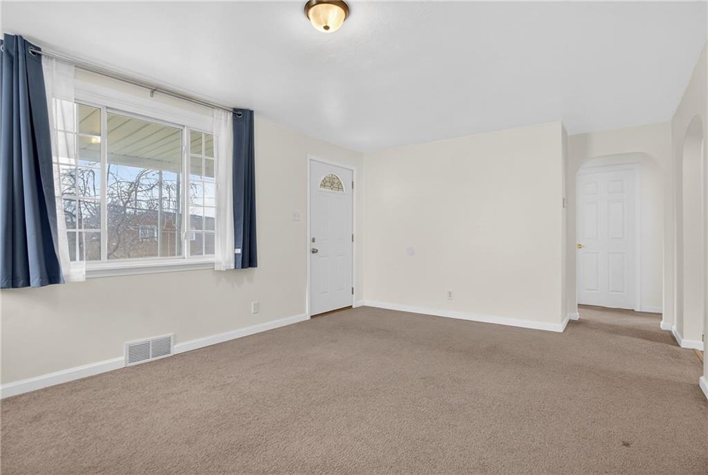 335 East Pike Street Houston, PA 15342 - Photo 6 of 48