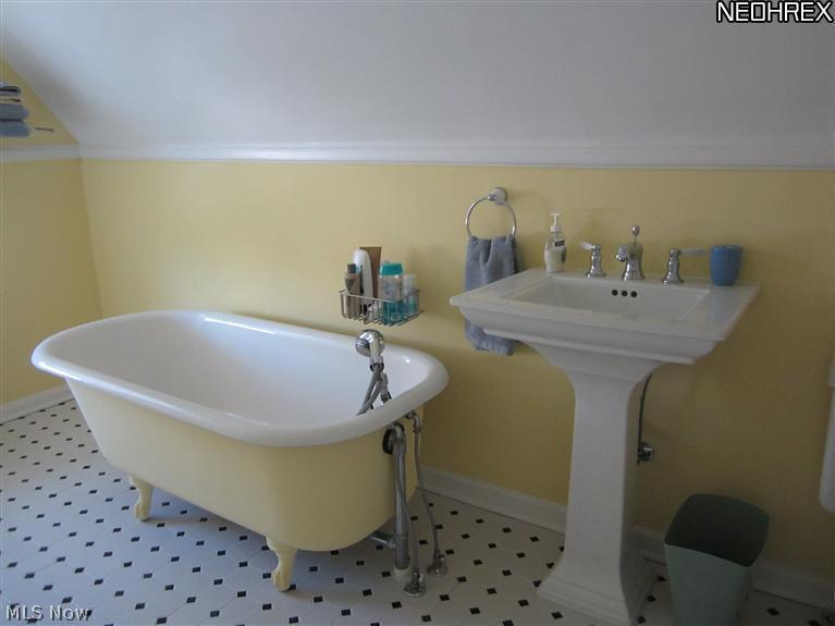 17111 Fernway Road Cleveland, OH 44120 - Photo 23 of 23 Third floor bath.