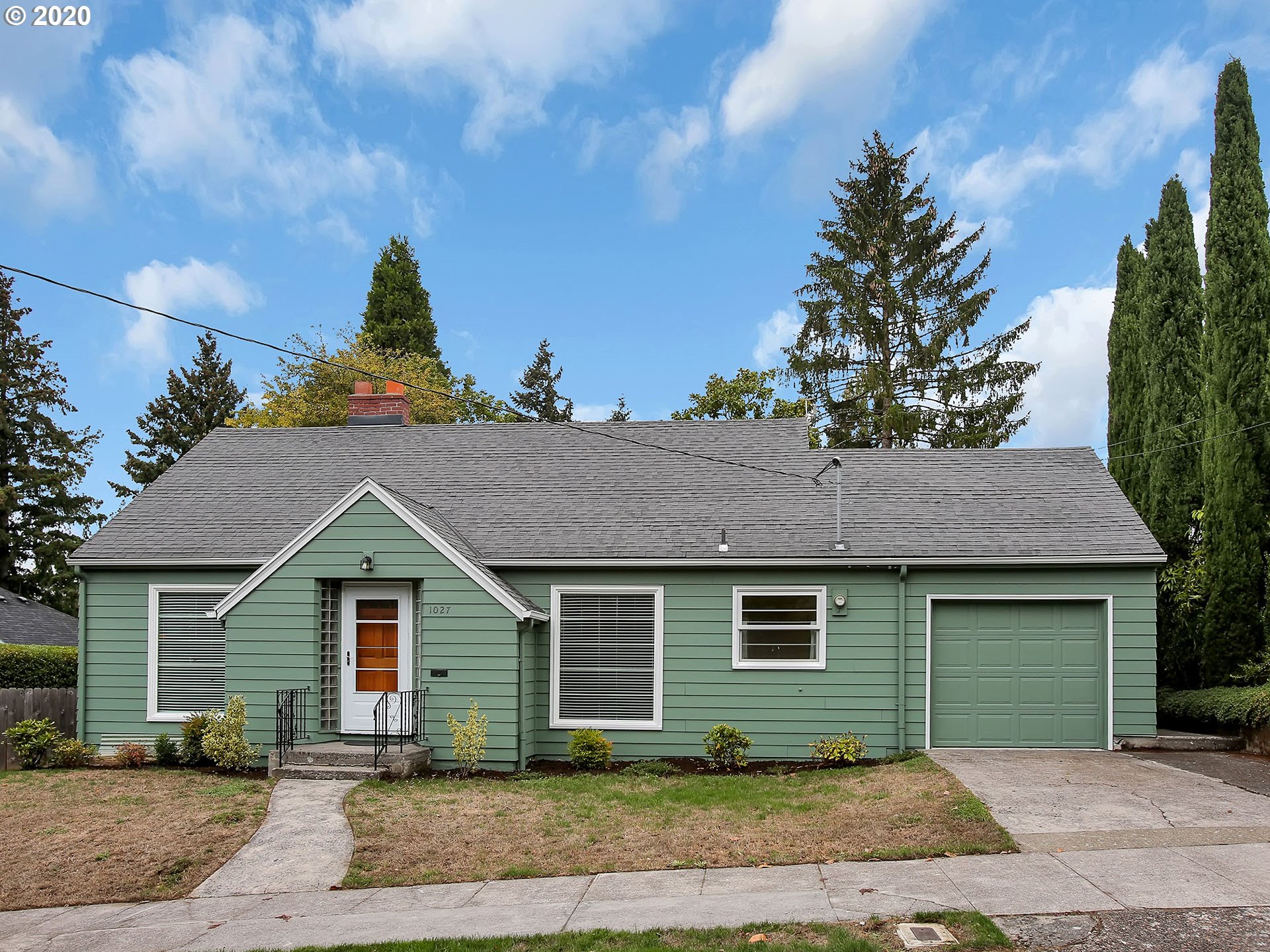 1027 Southwest Moss Street Portland, OR 97219 - Photo 2 of 29 Gallery Image 2