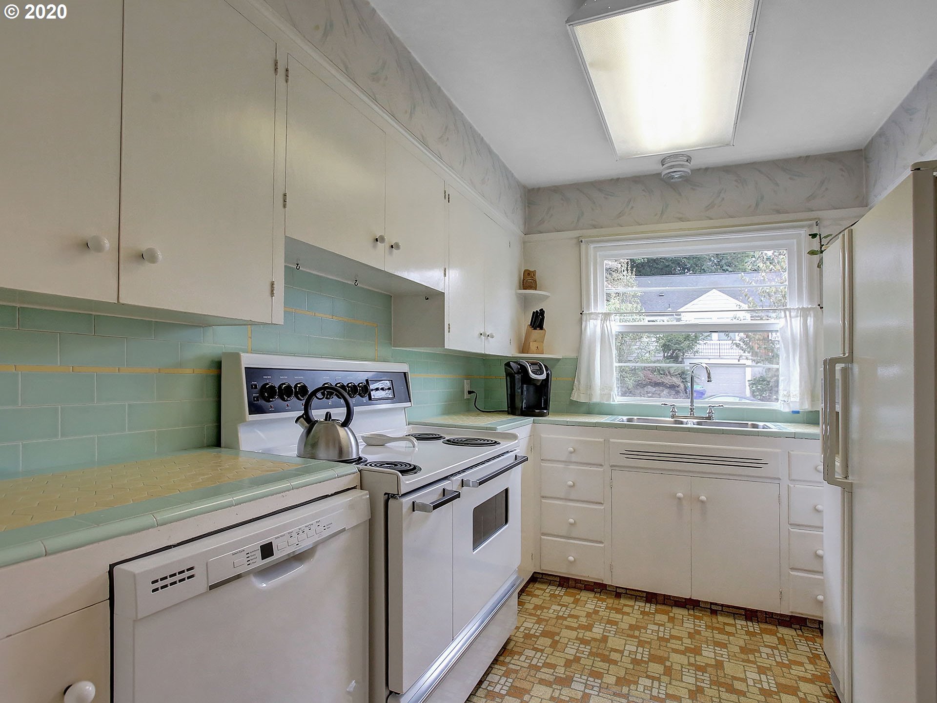 1027 Southwest Moss Street Portland, OR 97219 - Photo 11 of 29 Gallery Image 11