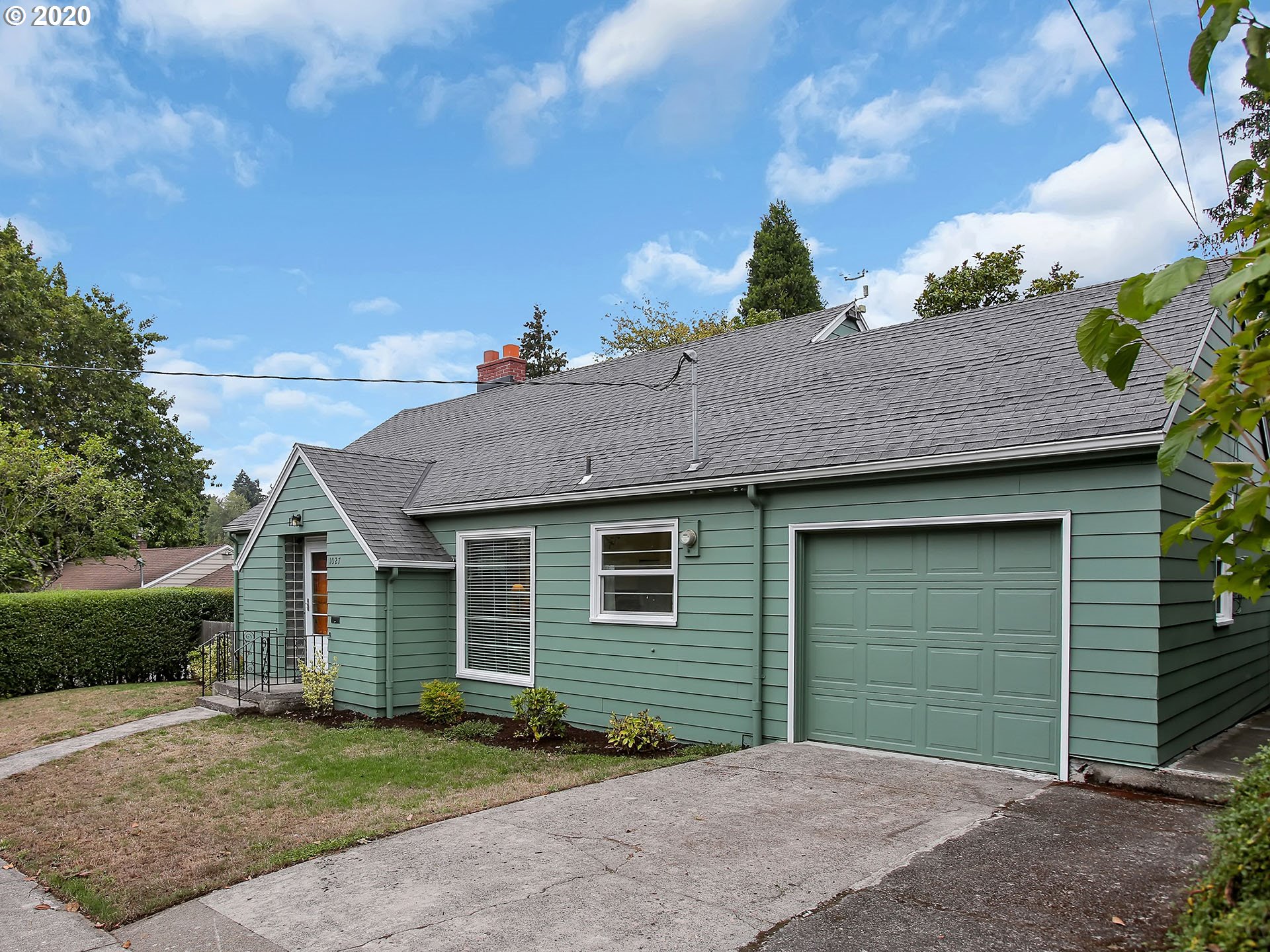 1027 Southwest Moss Street Portland, OR 97219 - Photo 3 of 29 Gallery Image 3