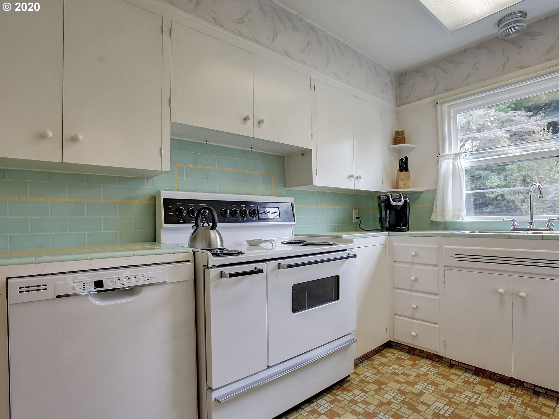 1027 Southwest Moss Street Portland, OR 97219 - Photo 9 of 29 Gallery Image 9