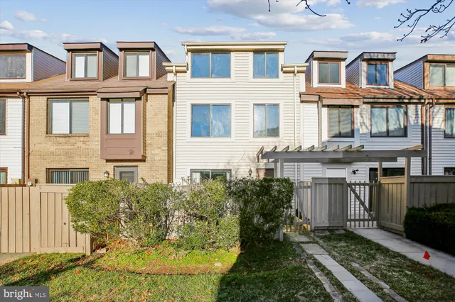 $389,000 | 10012 Forest View Place, Montgomery Village, MD 20886